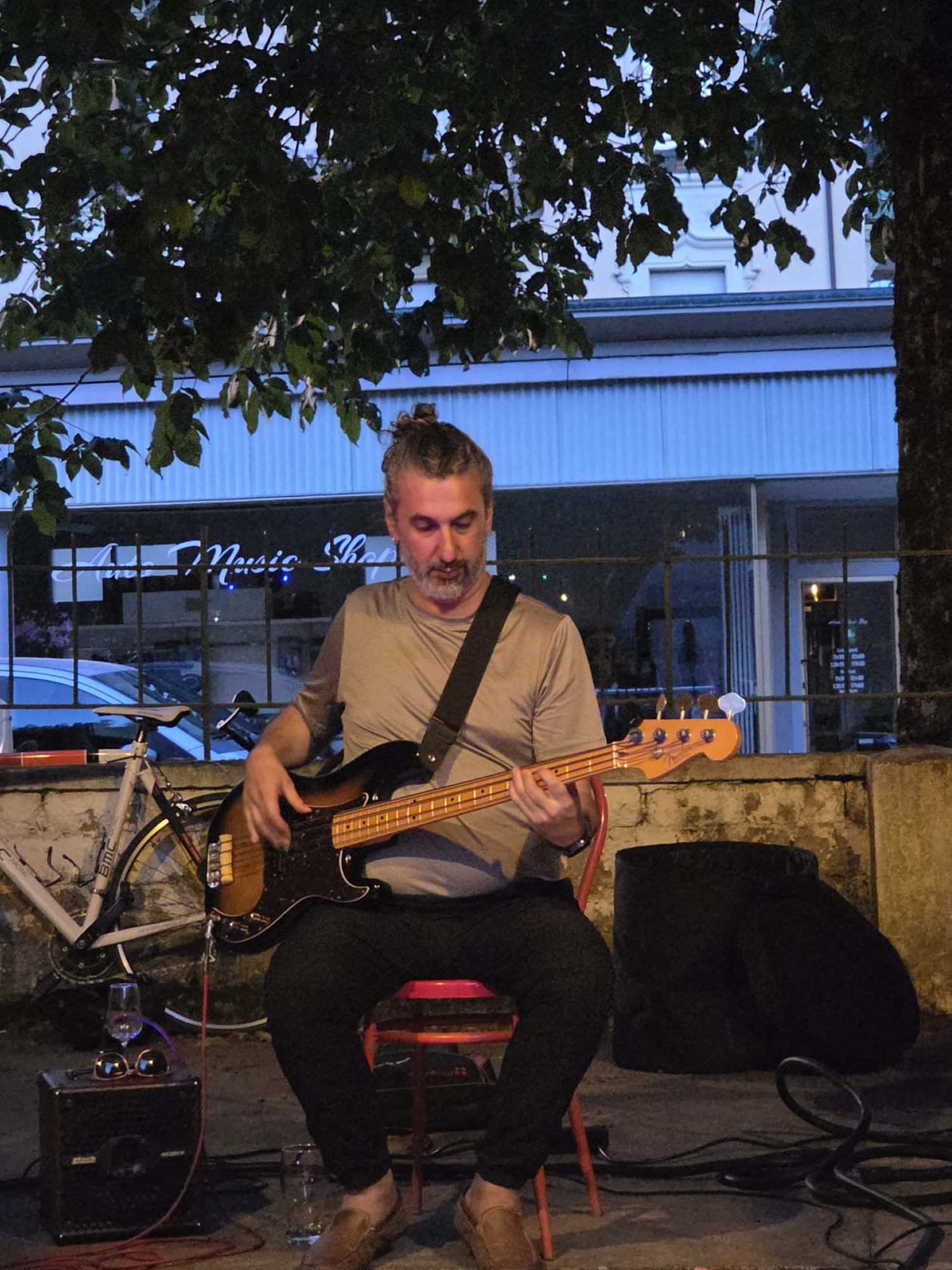 Alvaro Soto à la basse, concert à Vevey